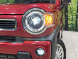 【LEDヘッドライト】悪天候や夜間走行時も良好な視界を確保し安心して運転できる高輝度LEDヘッドライトを装備!点灯速度が早く、消費電力も抑えられています。