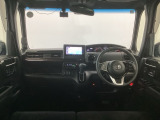 【前方視界】開放的な前方視界!運転がしやすく疲れにくいです♪窓が大きく、見通しがとっても良いおクルマですよ♪