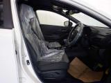 使いやすく安全な操作性と良好な視界を実現した運転席。
