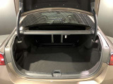 トランク容量は同一他社車両より広く、旅行やゴルフ等様々な場面で役立ちます。