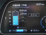 バッテリーの充電状況や充電時間の目安が一目瞭然!メーター内で確認が出来ます。