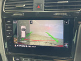 ギアをリバースに入れると車両後方の映像を映し出します。画面にはガイドラインが表示され、車庫入れや縦列駐車などの際に安全確認をサポートします。