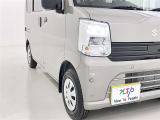 明るいライトが夜道を明るく照らしてくれます。 運転する上で、道路状況をいかに早く認識できるか重要なポイントです。 白色光が暗い道も明るく照らしてくれますよ。