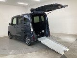 日頃から車いすを利用し、クルマのシートへの乗り移りが難しい方におすすめです。車いすに乗ったまま移動できるので、車いすをご利用の方の移動をサポートするとともに、介護する方の負担を軽減します。