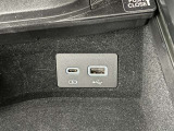こちらのクルマはUSB接続コネクタも装備されています♪スマホの充電などにお使い下さい。ご旅行中での充電切れも、これなら心配いりませんね!