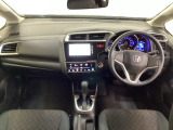 車内は光触媒抗菌消臭施工済です。インパネ周りはスタイリッシュなデザインです。グローブボックスやカップホルダーのほかにトレーなどたくさんの収納スペースが付いています。