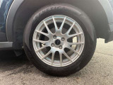 社外アルミ付いてます。タイヤサイズは195/65R16です。