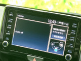 高精細なディスプレイが、運転をより快適にサポート。多彩な機能で、日々の移動がさらに便利になります。操作も直感的に行えます。
