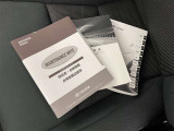 メンテナンスノート、取扱説明書です。 その車の整備記録が事細やかに記録されています。 車が生まれてから今までどのような道を歩んできたのか判るとても重要な物ですよ。