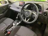 運転席まわりは視界を広く確保しやすい配置で、前方や周囲の確認がしやすい印象です。シートや足元もすっきりまとまり、毎日の乗り降りから長めのお出かけまで落ち着いて過ごせます。