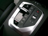 コンパクトに設計された電子式シフトレバーを採用。軽い操作でスムーズにギアチェンができ、モダンで洗練されたデザインがセンタコンソールに上質な印象を与えます