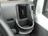 ドリンクホルダー★すぐ手が届く位置にドリンクホルダーを装備しています。運転中の水分補給もご安心です♪