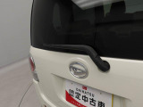 【リバース連動リヤワイパー】 フロントワイパーの作動中にシフトポジションを[R]にすると自動的に作動し、後方視界を確保します。