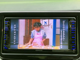 テレビ映像を楽しめる画面を備えており、停車中の待ち時間を過ごす際にも活用できます。画面上で内容を確認しやすく、休憩中などに映像を楽しみたい方に便利な装備です。