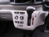 運転のしやすいインパネシフトです。運転席の足元も広くとても快適ですよ。