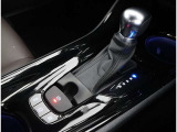親しみやすいシフトです。 坂道や信号の多い日本では操作が簡単でいいです。 シフトチェンジしやすい所に配置されているので操作し易いですよ。