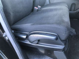背もたれの角度や、お尻部分の上げ下げなど、ご自身の運転ポジションを細かに調整できます。運転時の姿勢によって、疲れ具合が変わってきますので、自分の運転ポジションを見つけてください。