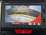 駐車時の安全確認をサポートするバックカメラも使用できます。インターナビで様々な情報を得ることもできます。