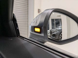 【サイドアシストアシスト】車線変更時に目視できない車を検知すると、検知した側のミラーに警告ライトが点灯。