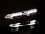 【LEDヘッドライト】先進のLEDテクノロジーを採用。放射される白色光の周波特性は太陽光に近く、バイキセノン・ヘッドライトを上回るコントラストで更に明るく輝きます!
