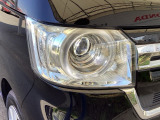 明るく白い光のLEDヘッドライトにより、夜間でも遠くまで見通しやすく、安全性が高まります。