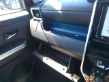 車検証などの保管に便利な小物入れがついています