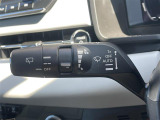 【オートワイパー(AUTO)】雨が降り出した時に、雨滴検出用センサー(レインセンサー)が雨滴を感知すると、自動でワイパーが動作します。