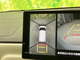後方映像に加えて車両周辺を示す表示もあり、駐車時の位置関係を確認する際に役立ちます。画面のガイドを参考にしながら、目視確認とあわせて活用いただけます。