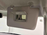 運転席、助手席共にサンバイザー&バニティミラー、運転席側にはチケットフォルダーも付いてます。
