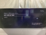 ドライバーモニタリングは、運転者の疲労や眠気を検知し、休憩を促すシステムです。カメラで顔の各部位の変化を検出し、疲労や眠気を推定してディスプレイの表示および警報チャイムで休憩を促します。