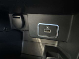 運転席近くにUSB電源ソケットが装備されており便利です。