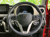 手元に複数のスイッチを備え、運転姿勢を保ちながら各種操作にアクセスしやすい仕様です。握りやすい形状で、運転中の視線移動を抑えたい方にも便利にお使いいただけます。