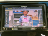 停車中には、地上デジタル放送を楽しめるTV機能。休憩時間や待ち時間に、番組をチェックできます。嬉しいエンターテインメント機能です。