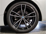 【BMWアロイホイル】軽量かつ強度に拘ったアロイホイル。走行性能ポテンシャルを引き出す設計。車の足元を引き締めてくれる大きなポイントはアロイホイルです。