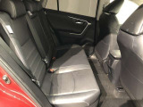 【後部座席】も当然、綺麗・清潔に仕上げております。内装の綺麗なお車は気持ちが良いですし、コンディションのいい車が多いです。これもオススメの1台です。
