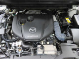 CX-5のエンジンルームです。マツダ正規ディーラーとして、責任を持って整備しお渡しいたします。