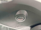 純正ナビゲーションを装着することで狭い道でのすれ違い時に下廻りを映し出す事ができます。他の3つのカメラと連携してパノラマモニターにも対応することが出来ます。