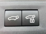 【パワーバックドア】こちらのスイッチを押すだけでリアゲートが自動で開閉します!荷物を持っている時や、高い位置にあるバックドアを閉める際に便利な機能です♪