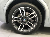 中古車のため、若干の小傷等がついてしまったホイールも御座います。修理も可能で御座いますので、気になる方はお気軽にお申し付けくださいませ。