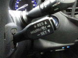 ミリ波レーダーと単眼カメラで先行車を認識し、車速に応じた車間距離を保ちながら追従走行を支援します。