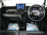 運転にかかわる様々な操作を安全に行えるように視点移動が少なく、操作性に配慮されたスイッチ類が凝縮されたコクピットです。