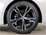 【BMWアロイホイル】軽量かつ強度に拘ったアロイホイル。走行性能ポテンシャルを引き出す設計。車の足元を引き締めてくれる大きなポイントはアロイホイルです。