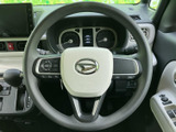 ステアリング上には複数のスイッチが配置され、運転席から手元で各種機能へアクセスできます。メーターや画面を見ながら扱いやすく、日常の操作をサポートします。