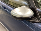 【電動格納ミラー】運転席にあるボタン一つで左右のミラーを畳めます。