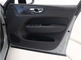 運転席ドアの全景です。キャビンを彩るすべてのものに、機能を形にした美しさが備わっています。