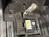 助手席足元にはパンク修理キットが収納してあります