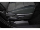 運転席シートリフター装備!シートの上下調整で運転操作の視界を確保できます。