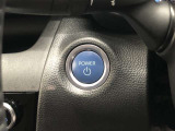 エンジンスタートスイッチです。キーが車内にあれば、エンジンの始動や停止はスイッチを押すだけ!キーを取り出す手間を省き、ワンプッシュで操作できるので簡単でスムーズです。