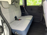 左右に並ぶシートは座面と背もたれが広く、ヘッドレストも備わっています。窓から光が入り、乗り降りの際にも車内の様子を見渡しやすい後席空間です。