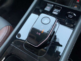未来を感じるマウス型シフト。スッキリした足元空間と、直感的な操作性を両立。